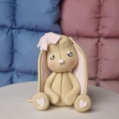 Figur aus Fondant - Häschen in Beige mit rosa Schleife