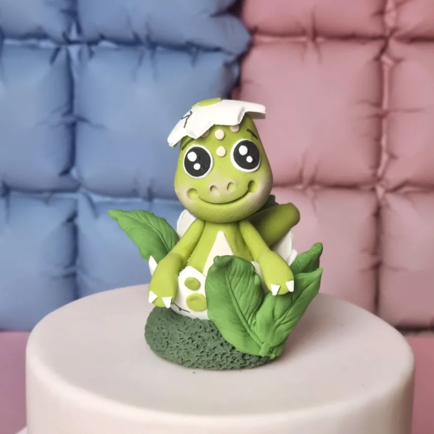 Figur aus Fondant - Kleiner Dino im Ei