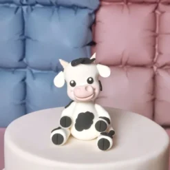 Figur aus Fondant - Kuh mit schwarzen Flecken