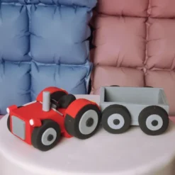 Figur aus Fondant - Roter Traktor mit Anhänger