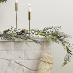 Künstliche Weihnachtslaubgirlande mit weißen Beeren